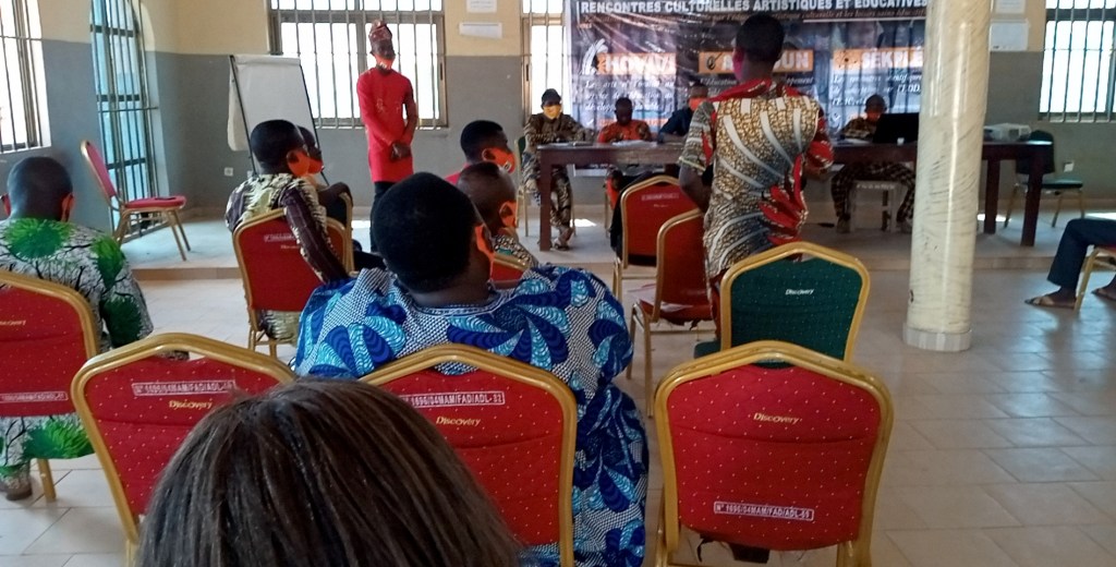 RenC’Arts Educatives 4ème Edition : la question de l’EDD débattue par les artistes, les enseignants et les responsables des clubs Unesco des cinq communes du&nbsp;Plateau.