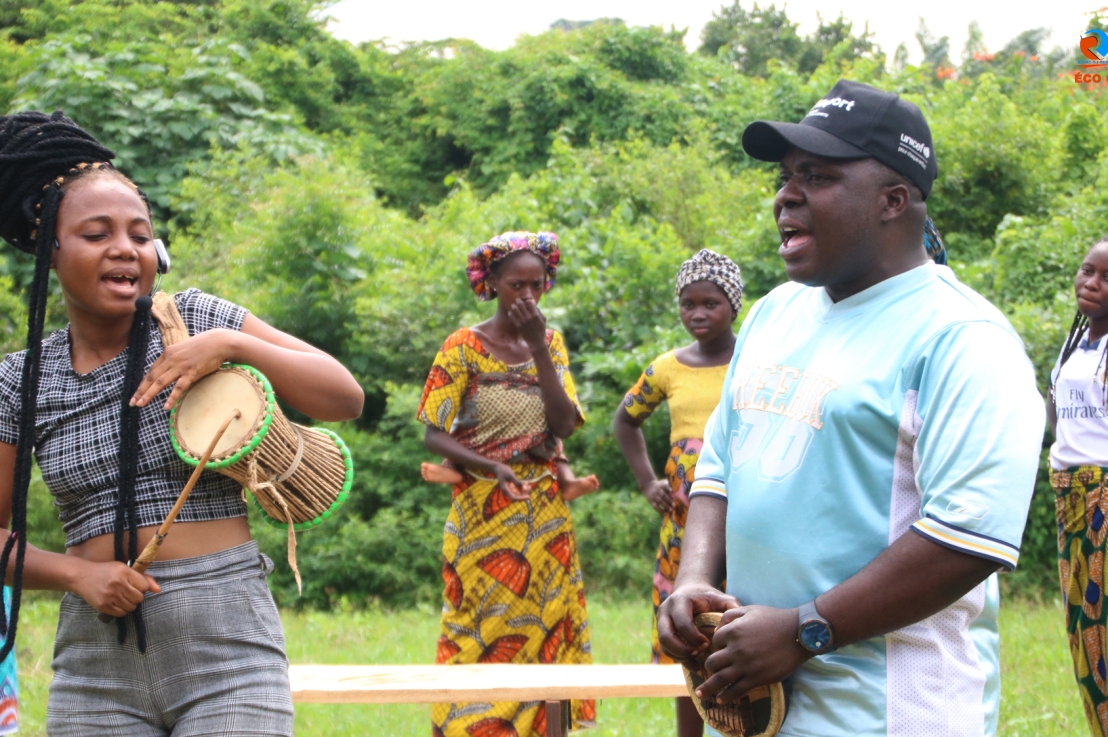 Eco-cré’arts : Artistes et transformatrices de manioc pour une gestion éco-responsable des déchets dans la commune d’Adja-ouèrè