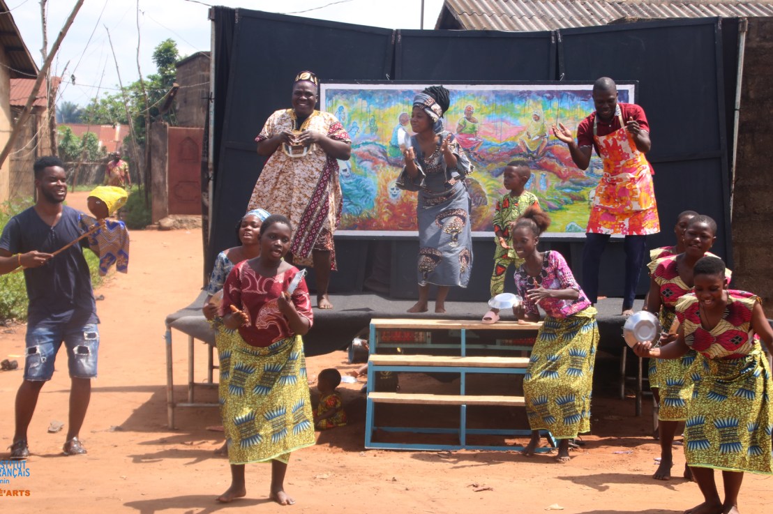Eco-cré’arts : REPAC-SJ-BENIN déploie le spectacle « Apocalypse, la fin n’est pas demain » auprès de la communauté rurale d’Ikpinlè grâce à sa scène mobile